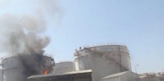 дим у районі порту Салала в Омані