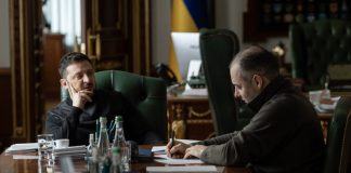 Зеленський доручив посилити підготовку Києва до зими Володимир Зеленський на нараді з Олександром Кубраковим