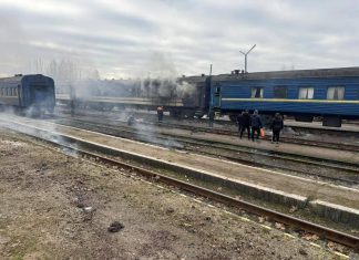 пошкоджений пасажирський потяг