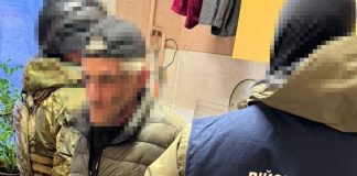 Співробітники військової контррозвідки СБУ під час затримання підозрюваного