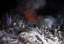 Рятувальники працюють на руїнах будинку після удару по Харкову