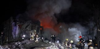 Рятувальники працюють на руїнах будинку після удару по Харкову
