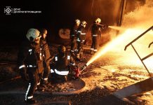 Рятувальники гасять масштабну пожежу після атаки