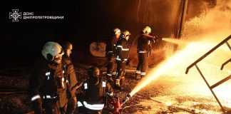 Рятувальники гасять масштабну пожежу після атаки