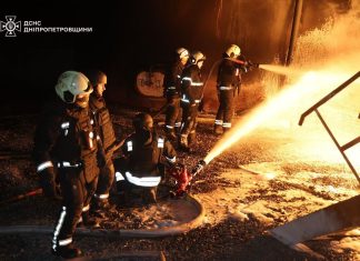 Рятувальники гасять масштабну пожежу після атаки