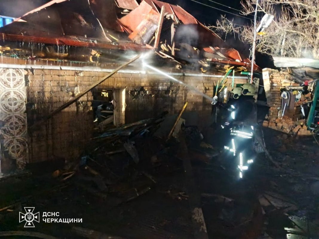 Рятувальники гасять пожежу у зруйнованому будинку після атаки дрона