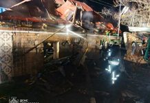 Рятувальники гасять пожежу у зруйнованому будинку після атаки дрона