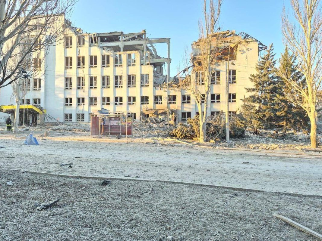 Зруйнована будівля в центрі Краматорська після удару КАБ