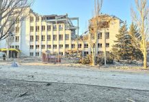 Зруйнована будівля в центрі Краматорська після удару КАБ