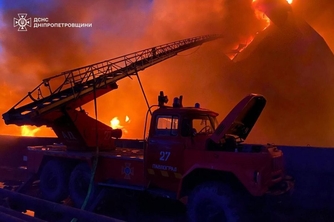 пожежний автомобіль ДСНС під час гасіння великої пожежі вночі