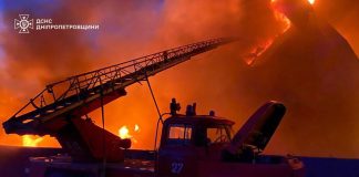 пожежний автомобіль ДСНС під час гасіння великої пожежі вночі