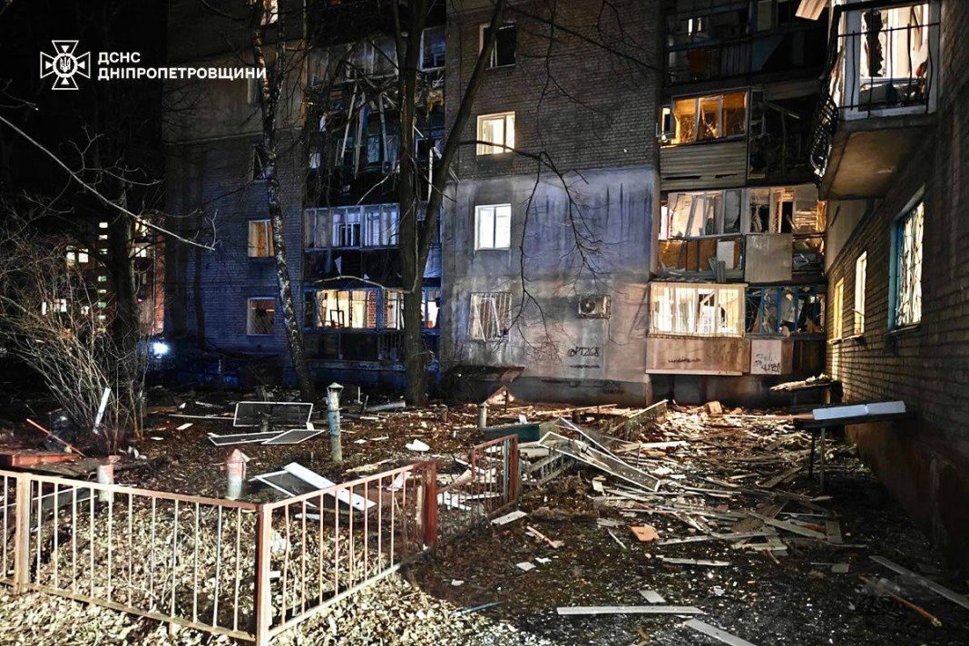 Зруйнований двір багатоповерхового будинку у Дніпрі після нічної атаки РФ