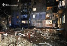 Зруйнований двір багатоповерхового будинку у Дніпрі після нічної атаки РФ