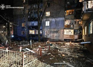 Зруйнований двір багатоповерхового будинку у Дніпрі після нічної атаки РФ