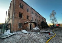 Пошкоджені будівлі після ракетного удару в Київському регіоні.