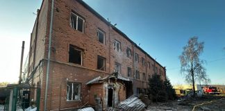 Пошкоджені будівлі після ракетного удару в Київському регіоні.