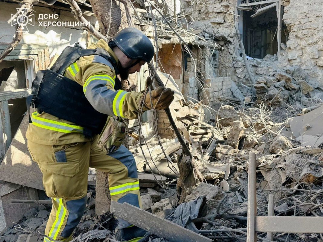 Рятувальники працюють біля пошкодженого будинку у Херсоні