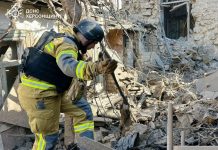 Рятувальники працюють біля пошкодженого будинку у Херсоні