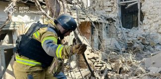 Рятувальники працюють біля пошкодженого будинку у Херсоні