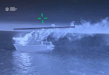 Пошкоджене військове судно на Керченській переправі після удару