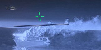 Пошкоджене військове судно на Керченській переправі після удару