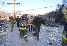 Ворог наніс авіаудар по Запоріжжю Рятувальники працюють біля пошкоджених будинків у Запоріжжі