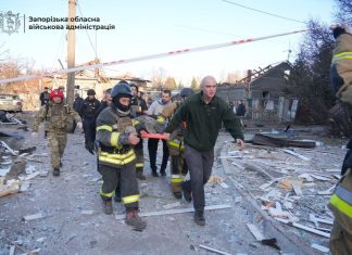 ВОРОГ НАНІС АВІАУДАР ПО ЗАПОРІЖЖЮ Рятувальники працюють біля пошкоджених будинків у Запоріжжі