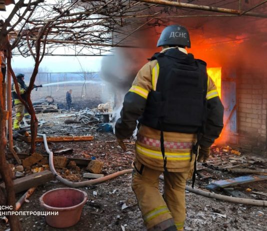 ПІД ЧАС АТАК НА ДНІПРОПЕТРОВЩИНІ ПОРАНЕНО ЧОТИРЬОХ ЛЮДЕЙ Зруйнований житловий будинок після обстрілу у Дніпропетровській області
