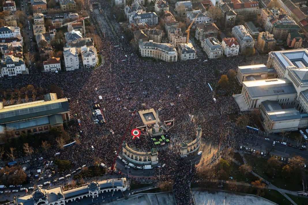 photo_2026-03-15_20-53-34 Thousands of people at a rally in the centre of Budapest, Andrassy Avenue