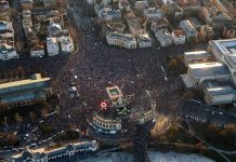 Тисячі протестувальників у Будапешті виступили проти Орбана Тисячі людей на мітингу в центрі Будапешта, проспект Андраші
