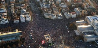 Тисячі людей на мітингу в центрі Будапешта, проспект Андраші