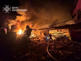 Рятувальники гасять пожежу після обстрілу житлового будинку у Запоріжжі
