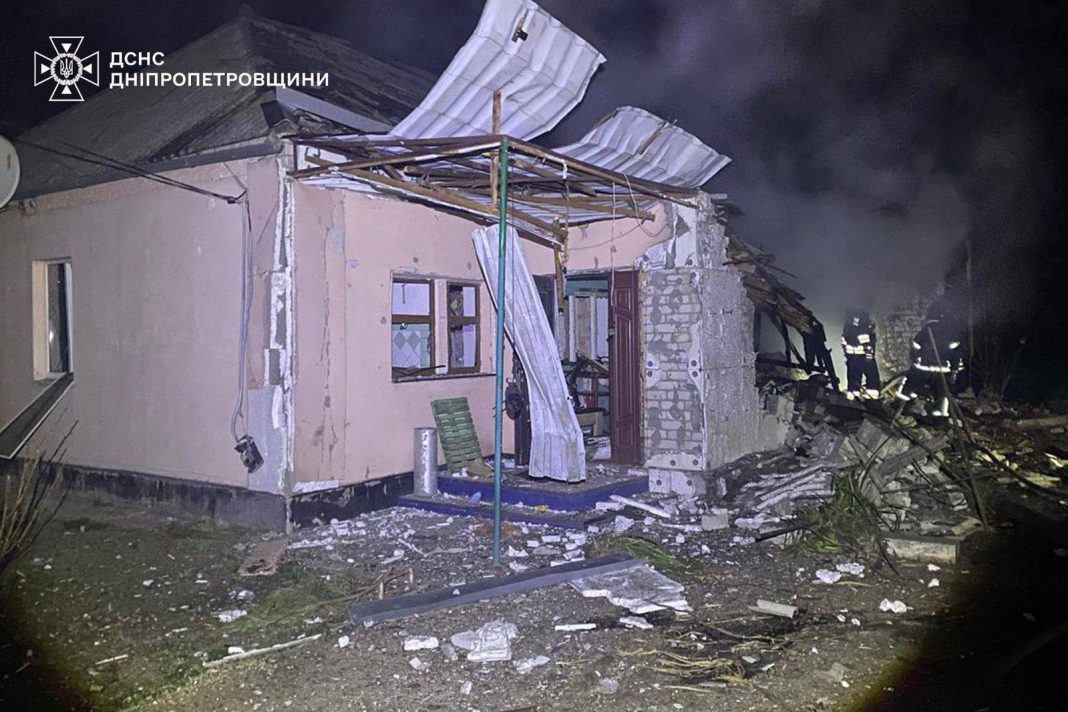 Рятувальники ліквідують пожежу після обстрілу житлового будинку.