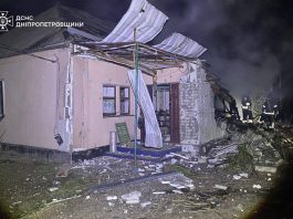 Рятувальники ліквідують пожежу після обстрілу житлового будинку.