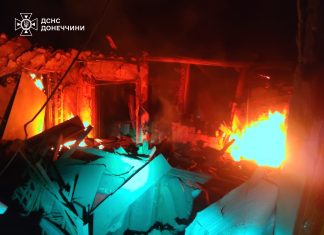 Зруйнований приватний будинок після обстрілу в Олександрівці.