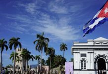 Прапор Куби на адміністративній будівлі