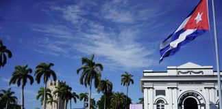 Прапор Куби на адміністративній будівлі