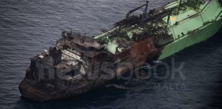 Російський танкер Arctic Metagaz дрейфує у Середземному морі без екіпажу.