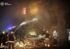 РОСІЯНИ АТАКУВАЛИ ЖИТЛОВІ КВАРТАЛИ ОДЕСИ Пожежники працюють біля зруйнованого житлового будинку в Одесі після обстрілу
