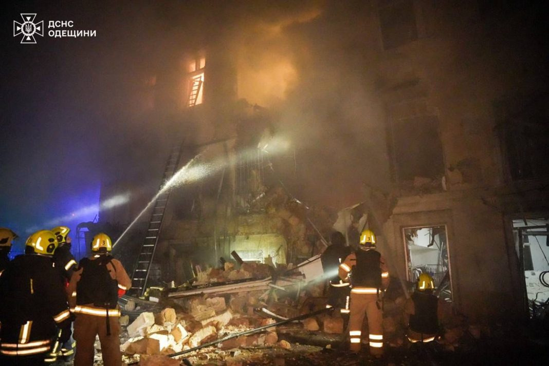 Пожежники працюють біля зруйнованого житлового будинку в Одесі після обстрілу