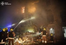 Пожежники працюють біля зруйнованого житлового будинку в Одесі після обстрілу
