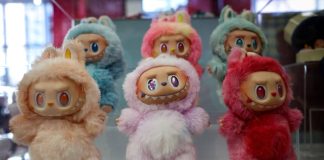 Іграшка Лабубу на фоні логотипів Sony Pictures та Pop Mart