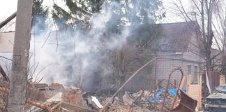 Ворожий удар у Запоріжжі: загинули двоє людей Рятувальники працюють на місці зруйнованого будинку у Запоріжжі