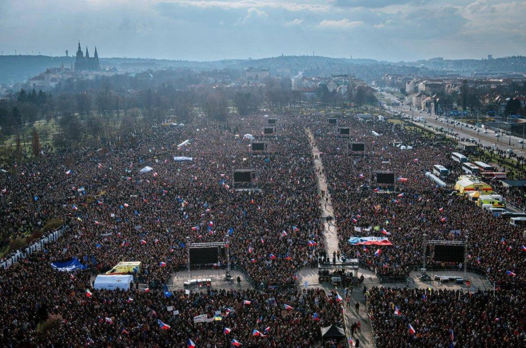 photo_2026-03-21_18-19-56 Mass demonstration in the centre of Prague, a crowd with placards