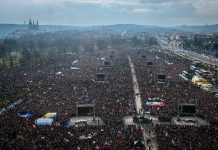 Масова демонстрація у центрі Праги, натовп з плакатами