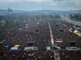 Масова демонстрація у центрі Праги, натовп з плакатами