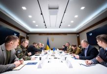 В Україну прибула делегація НАТО високого рівня Делегація НАТО та українські посадовці під час зустрічі в Києві