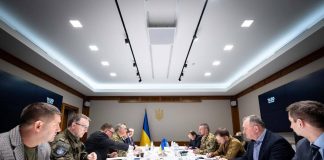 Делегація НАТО та українські посадовці під час зустрічі в Києві