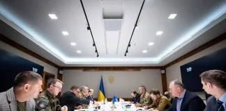 Делегація НАТО та українські посадовці під час зустрічі в Києві