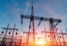 Лінія електропередач у Молдові на фоні неба